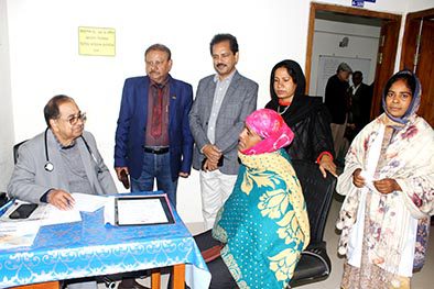 ‘আমাদের বাড়িতে’ বিশেষজ্ঞ চিকিৎসকরা চিকিৎসা পেয়ে খুশি গ্রামের দরিদ্র রোগীরা