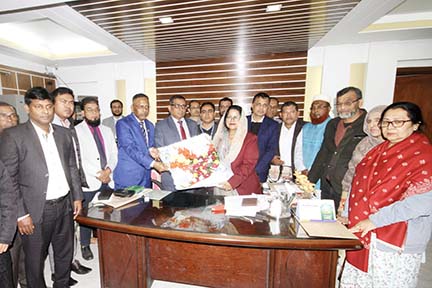 ওএসডি হওয়ার ৩ মাসের মাথায় পুরস্কৃত যশোর শিক্ষা বোর্ডের চেয়ারম্যান হলেন অধ্যাপক কামাল হাসান