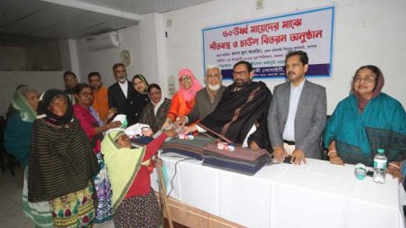 ৬০ ঊর্ধ্ব ৪০০ মাকে শীতবস্ত্র প্রদান