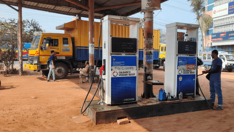 যশোরের পাম্পগুলো তেলশূন্য হতে চলছে