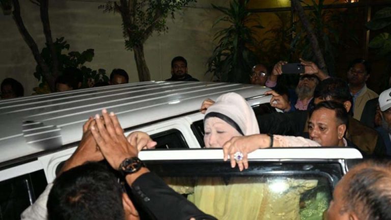 খালেদাকে বিদায় জানাতে নেতা-কর্মীদের ঢল