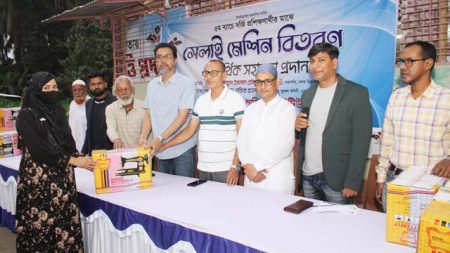 রিপন অটোসের আর্থিক সহযোগিতায় ১৪ নারী পেলো সেলাই মেশিন ও অর্থ