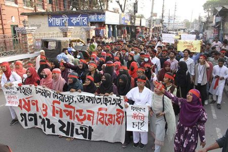 ধর্ষণের বিচার দাবিতে যশোরে শিক্ষার্থীদের বিক্ষোভ
