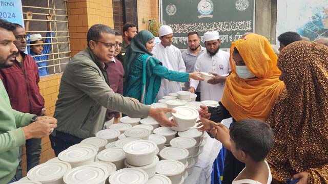 যশোরে চারশ’ হতদরিদ্র মানুষের মাঝে উন্নত মানের খাবার বিতরণ ইকো’র