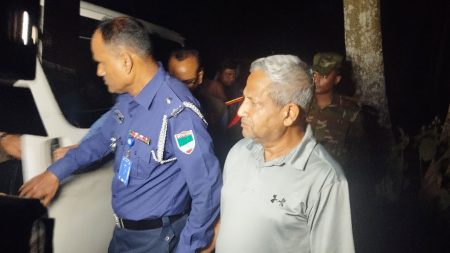যশোরে সাবেক প্রধানমন্ত্রী শেখ হাসিনার সাবেক সামরিক সচিব ও সাবেক এমপি মেজর জেনারেল (অব.) সালাহউদ্দিন মিয়াজী ও তাঁর শ্যালক জাকির হোসেনকে হেফাজতে নিয়েছে যৌথ বাহিনী।