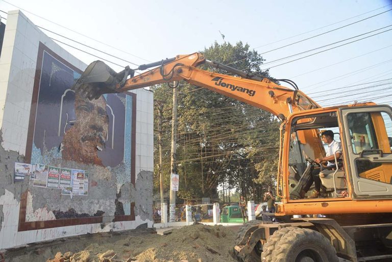 যশোরে শেখ মুজিবের সবচেয়ে বড় ম্যুরালটিও গুঁড়িয়ে দিল জনতা