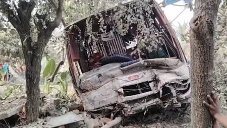 নিয়ন্ত্রণ হারিয়ে মসজিদে বাসের ধাক্কা, নিহত ১