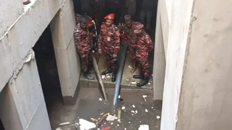 রহস্য উন্মোচনে ধানমন্ডি ৩২-এর বেজমেন্ট থেকে তোলা হচ্ছে পানি