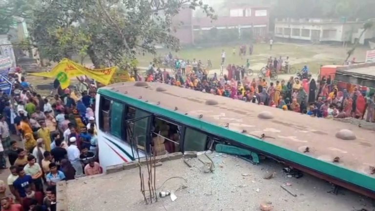 মনিরামপুরে নিয়ন্ত্রণ হারিয়ে মার্কেটে ঢুকে গেল বাস