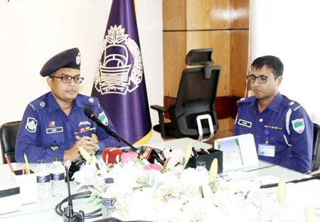 ঈদকে ঘিরে যশোরের প্রধান সড়ক ও অলিগলিতে পুলিশের নজরদারি বৃদ্ধি