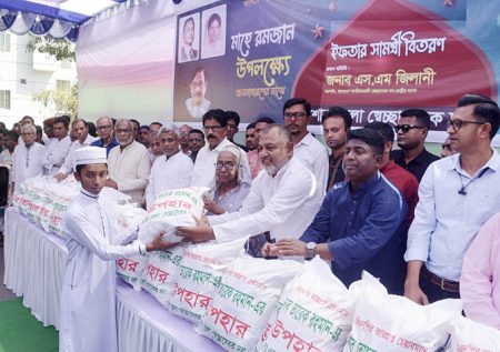 যশোরে স্বেচ্ছাসেবক দলের ইফতার সামগ্রী বিতরণ