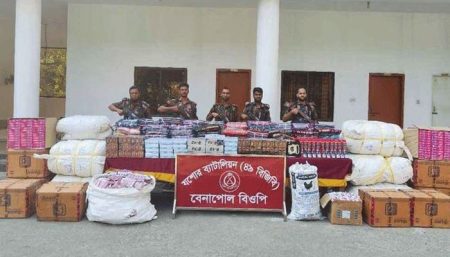 বেনাপোলে ভারতীয় চোরাই পণ্য জব্দ