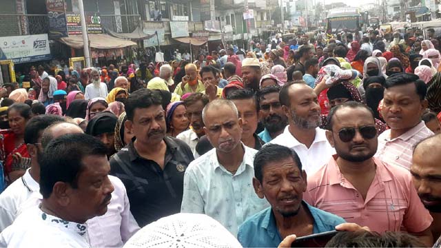 মণিরামপুরে টিসিবি কার্ড নিয়ে তুলকালাম কাণ্ড, বঞ্চিতদের মহাসড়ক অবরোধ