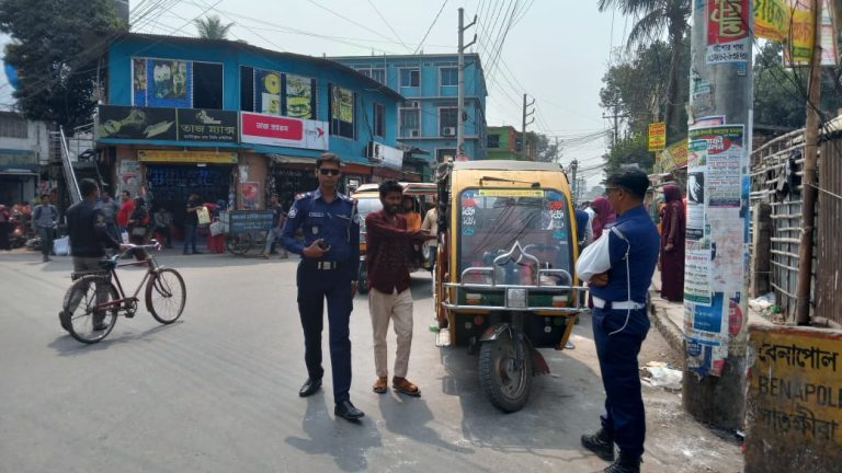 যশোরে যানজট নিরসনে ট্রাফিক পুলিশের তৎপরতা