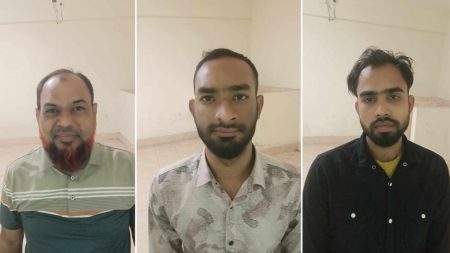 আটকরা হলো- শাকিল খন্দকার (২৪), জুয়েল খন্দকার (৪৮) এবং শাকিল আহমেদ (২৮)। জুয়েল খন্দকার ও শাকিল খন্দকার সম্পর্কে বাবা-ছেলে।
