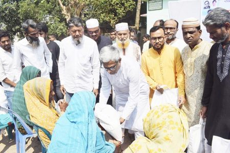 তারেক রহমানের পক্ষ থেকে যশোরে খাদ্য সামগ্রী প্রদান 