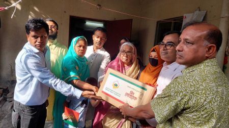 কল্যাণ : জিয়াউর রহমান ফাউন্ডেশনের পক্ষ থেকে ঈদ উপহার তুলে দেওয়া হচ্ছে জুলাই বিপ্লবে শহীদ ও আহতদের স্বজনদের হাতে।