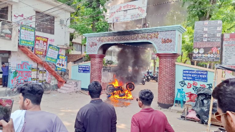 আ.লীগ নিষিদ্ধের মিছিলের পাশে ‘জয় বাংলা’ স্লোগান,মাগুরার তরুণ আটক