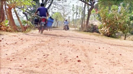 ঠিকাদারদের অবহেলায় কাজ শেষ হয়নি যশোরের ১১ সড়কে