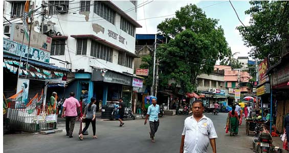 দেশ বিভাগের পর থেকে বিভিন্ন সময় কলকাতার বেহালা আবাসিক এলাকায় গিয়ে থিতু হয়েছেন প্রচুর বাংলাদেশি বংশোদ্ভূত মানুষ। বর্তমানে এখানে পালিয়ে আছেন আওয়ামী লীগের অনেক নেতা-কর্মীছবি: ভাস্কর মুখার্জি