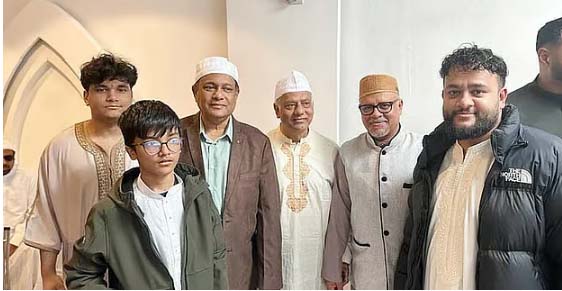 পবিত্র ঈদুল ফিতরের দিন লন্ডনের গ্যাংসহিল এলাকার একটি মসজিদে ঈদের নামাজ আদায় করেন সাবেক পররাষ্ট্রমন্ত্রী হাছান মাহমুদছবি: সংগৃহীত