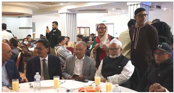 যুক্তরাজ্য আওয়ামী লীগ আয়োজিত ইফতার পার্টিতে অংশ নিয়েছিলেন আওয়ামী লীগের সাবেক তিন মন্ত্রী। ছবিতে আবদুর রহমান, শফিকুর রহমান চৌধুরী ও খালিদ মাহমুদ চৌধুরীছবি: সংগৃহীত