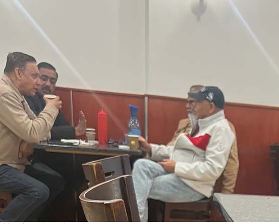নিউইয়র্কের জ্যামাইকার কুইন্সের ‘ঘরোয়া’ রেস্টুরেন্টে ৪ এপ্রিল বন্ধুদের সঙ্গে আড্ডায় নারায়ণগঞ্জের আলোচিত আওয়ামী লীগের সাবেক সংসদ সদস্য শামীম ওসমান