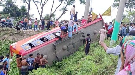 ফরিদপুরে নিয়ন্ত্রণ হারিয়ে বাস খাদে, নিহত ৫