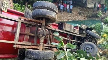 চুকনগরে তেলবাহী লরির ধাক্কায় দুই নারী নিহত