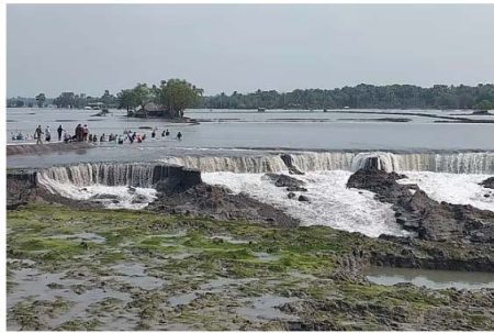 আশাশুনিতে নদীভাঙনে পাঁচ শতাধিক মানুষ ঘরছাড়া, রিং বাঁধের কাজ শুরু
