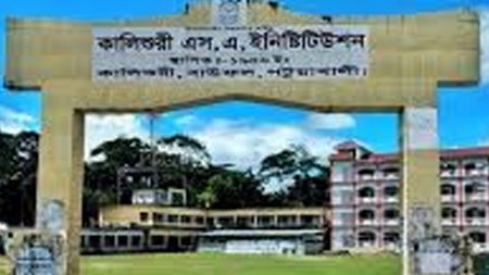 মেয়েকে কেন্দ্রে নেওয়ার পথে বাবার মৃত্যু, পরীক্ষার হলে মেয়ে