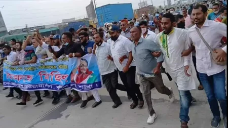 ৮ মাস পর খুলনায় জেলা আওয়ামী লীগে ঝটিকা মিছিল