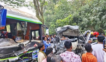 লোহাগাড়ায় বাস-মাইক্রো সংঘর্ষে নিহত ১০