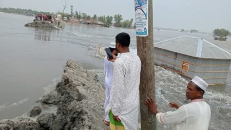সাতক্ষীরা : হঠাৎ তলিয়ে গেল বাঁধের দেড়শ ফুট, প্লাবনে মলিন ১০ গ্রামের ঈদ-আনন্দ