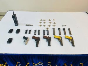 কুষ্টিয়া শহরে যৌথ বাহিনী অভিযানে আটক হওয়া সেই ব্যক্তি দেশের শীর্ষ সন্ত্রাসী সুব্রত বাইন। তাঁর সঙ্গে আরেক শীর্ষ সন্ত্রাসী মোল্লা মাসুদসহ আটজনকে আটক করা হয়েছে।