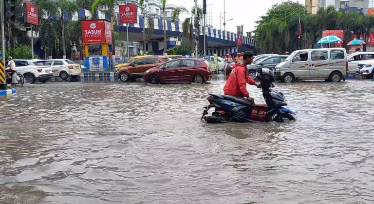 ১০০ বছরের রেকর্ড ভেঙে মুম্বাইয়ে ভয়াবহ বৃষ্টি, শহরজুড়ে জলাবদ্ধতা