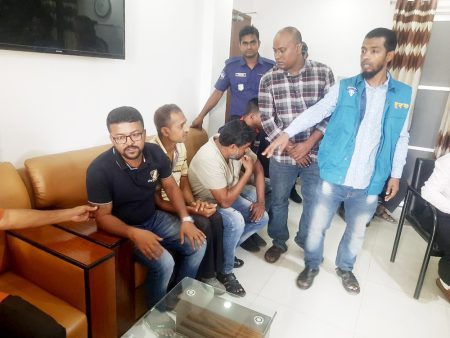 যশোর বিআরটিএতে দুদকের অভিযান : দালাল আটক