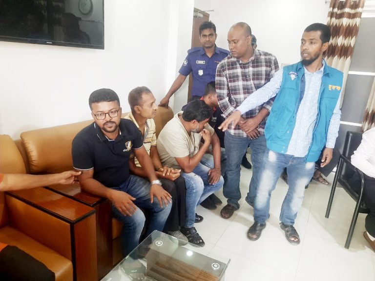 যশোর বিআরটিএতে দুদকের অভিযান : দালাল আটক