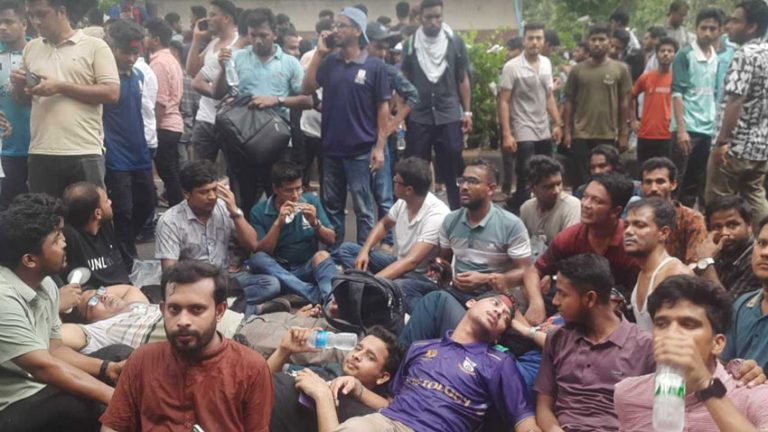 জবি শিক্ষক-শিক্ষার্থীর ওপর টিয়ারশেল-সাউন্ড গ্রেনেড নিক্ষেপ, আহত অন্তত ৫০