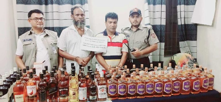 সাবেক সচিবের গাড়িতে মদের চালান, ঢাকা থেকে খুলনা এসে আটক ২