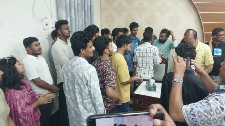 যশোরে জুলাই গণঅভ্যূত্থানে আহতদের অনুদানের চেক বিতরণ অনুষ্ঠানে হট্টগোলের ঘটনা ঘটেছে। আজ বুধবার (১৪ মে) দুপুরে যশোর জেলা প্রশাসকের কার্যালয়ে এই ঘটনা ঘটে।
