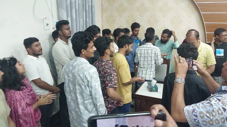 যশোরে আহত জুলাইযোদ্ধাদের অনুদানের চেক বিতরণ অনুষ্ঠানে  হট্টগোল যশোরে জুলাই গণঅভ্যূত্থানে আহতদের অনুদানের চেক বিতরণ অনুষ্ঠানে হট্টগোলের ঘটনা ঘটেছে। আজ বুধবার (১৪ মে) দুপুরে যশোর জেলা প্রশাসকের কার্যালয়ে এই ঘটনা ঘটে।