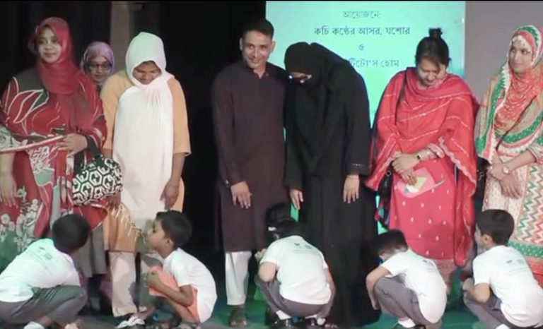 গ্লোবাল ডে অব প্যারেন্টসে মা-বাবার পা মুছে দিলো খুদে শিক্ষার্থীরা