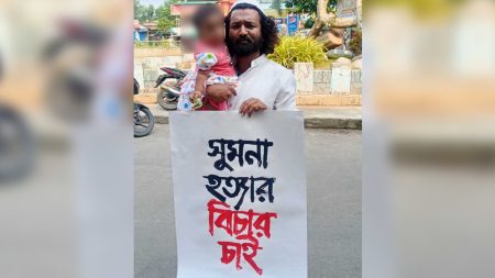 যশোরে ঈদের নামাজ শেষে প্ল্যাকার্ড হাতে সুমনা হত্যার বিচার চাইলেন রাশেদ