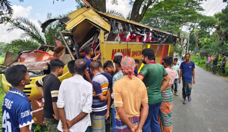 চৌগাছা মহেশপুর সড়কে বাস দুর্ঘটনা :আহত ২