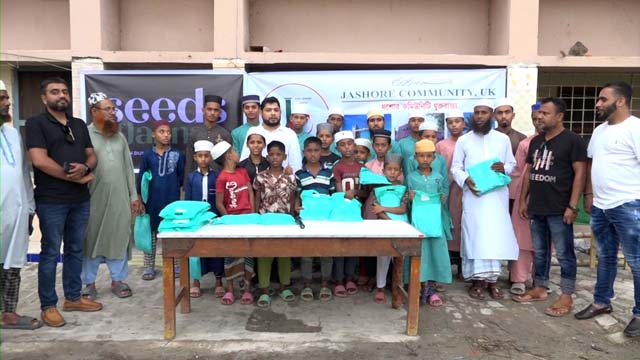 যশোরে ৩০ এতিম মাদ্রাসা শিক্ষার্থীর ঈদ উপহার প্রদান