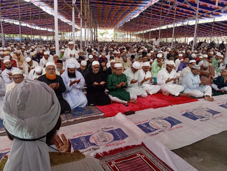 যশোরে ঈদ জামাত, দল-মত নির্বিশেষে শুভেচ্ছা বিনিময়