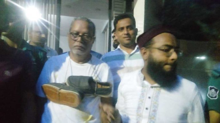 সাবেক সিইসি নুরুল হুদার গলায় ‘জুতার মালা’ দিয়ে পুলিশে সোপর্দ