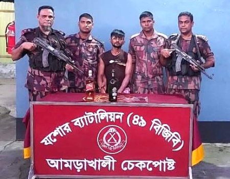 যশোরের চিহ্নিত সন্ত্রাসী পিচ্চি রাজা মদ ও চাকুসহ আটক