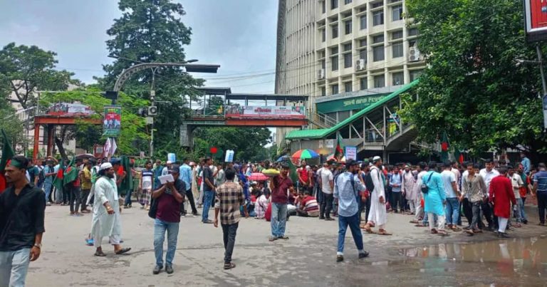 জুলাই সনদের দাবিতে শাহবাগ অবরোধ
